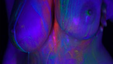 Tessa Fowler Nude Neon Body Paint OnlyFans Video Leaked